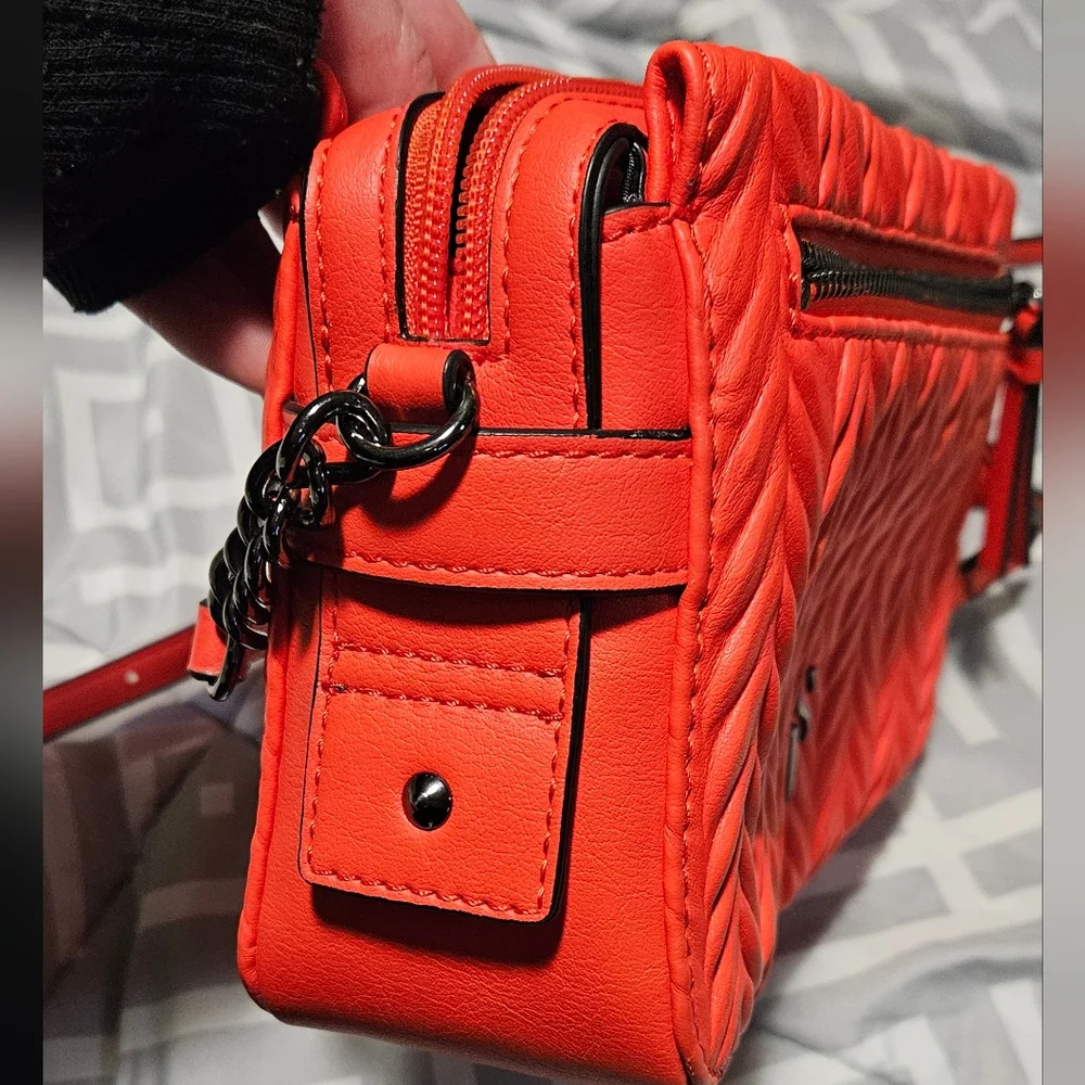 Vera Wang Faux Leather crossbody purse - Picture 6 of 8